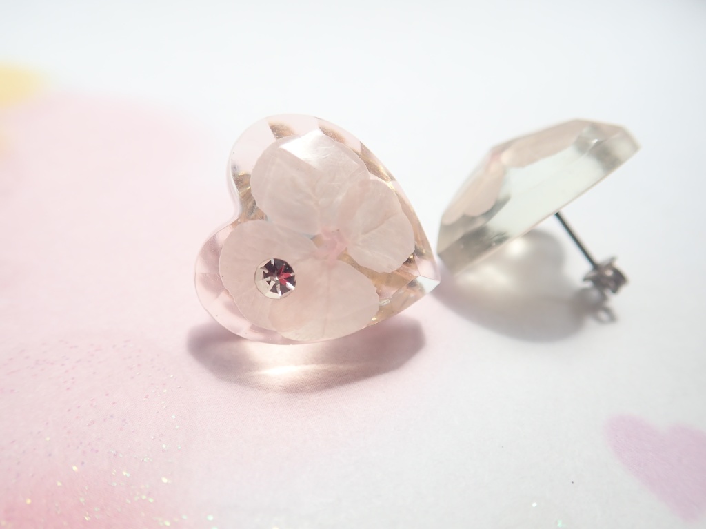 幸せなクリスタル クローバーのピアス