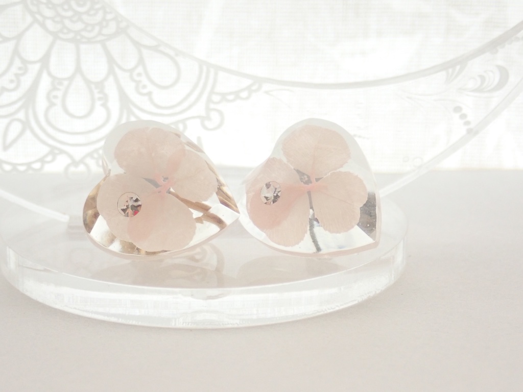 幸せなクリスタル クローバーのピアス