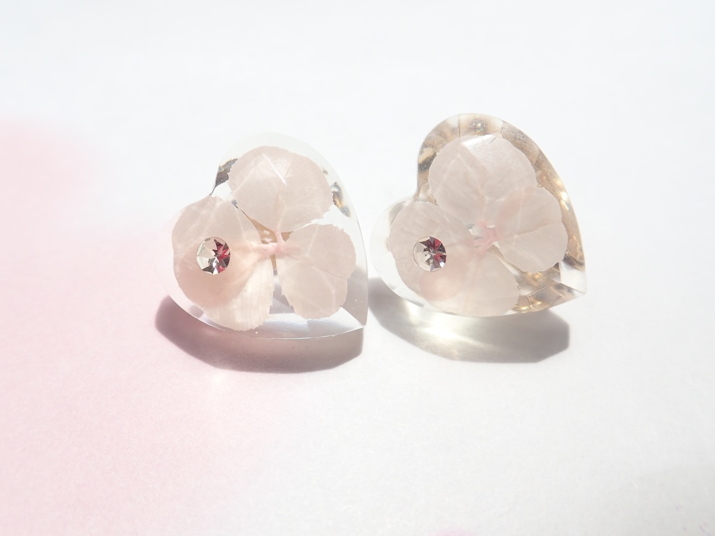 幸せなクリスタル クローバーのピアス