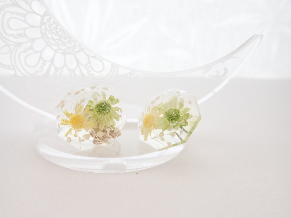 花宝石 爽やかなングリーン ピアス