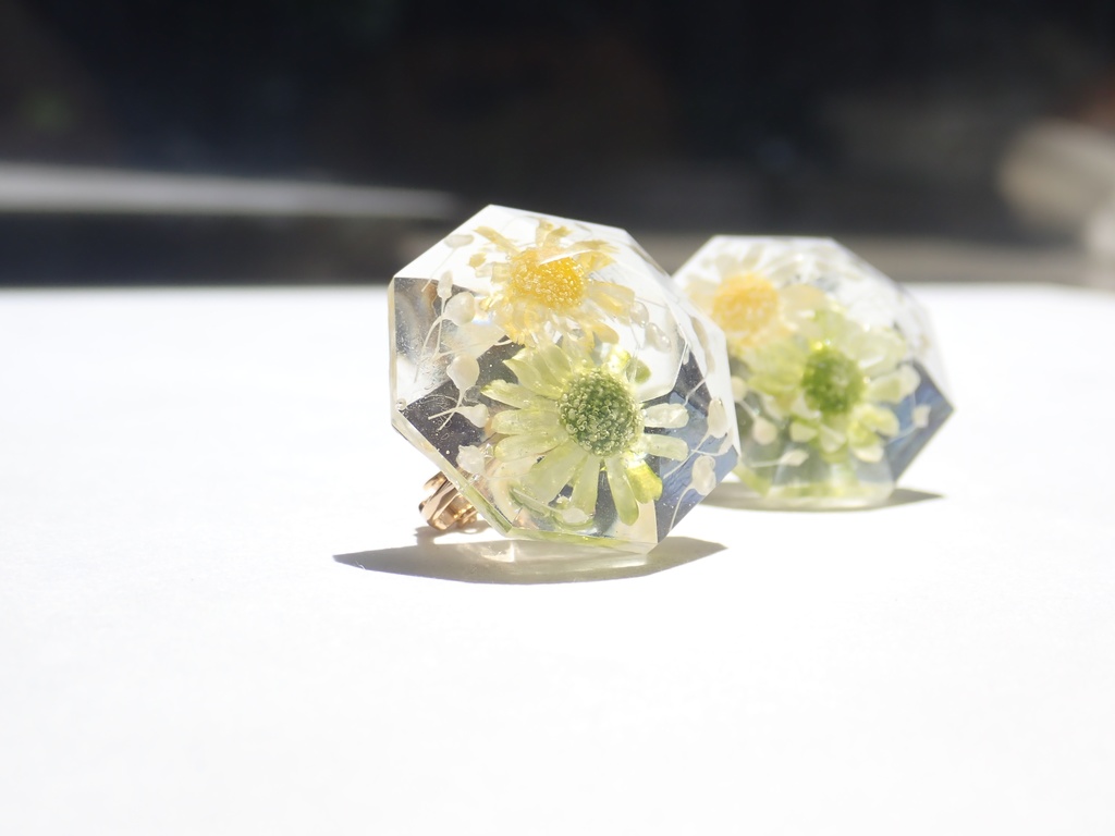 花宝石 爽やかなングリーン ピアス