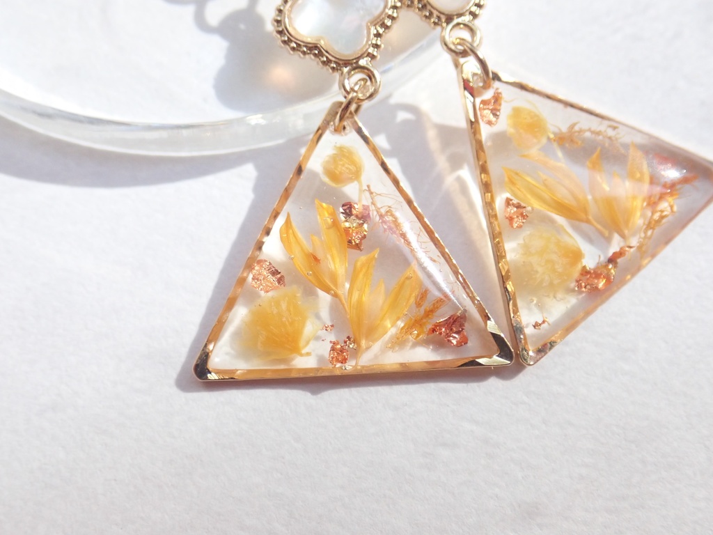 イチョウ黄金 マザーオブパール ピアス