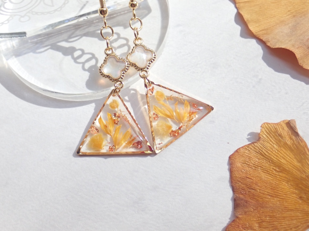 イチョウ黄金 マザーオブパール ピアス