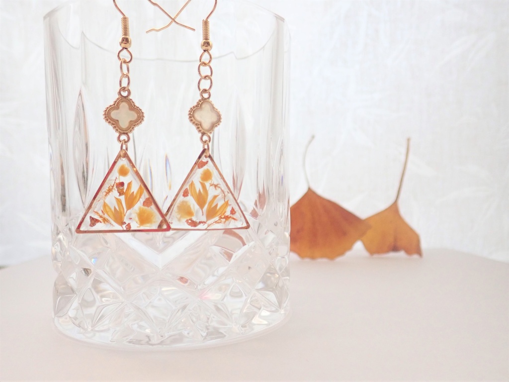 イチョウ黄金 マザーオブパール ピアス