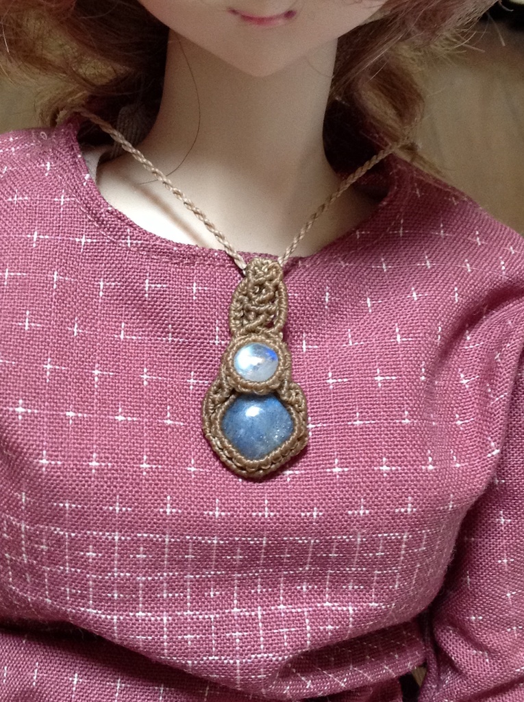 ラブラドライトとムーンストーンのネックレス