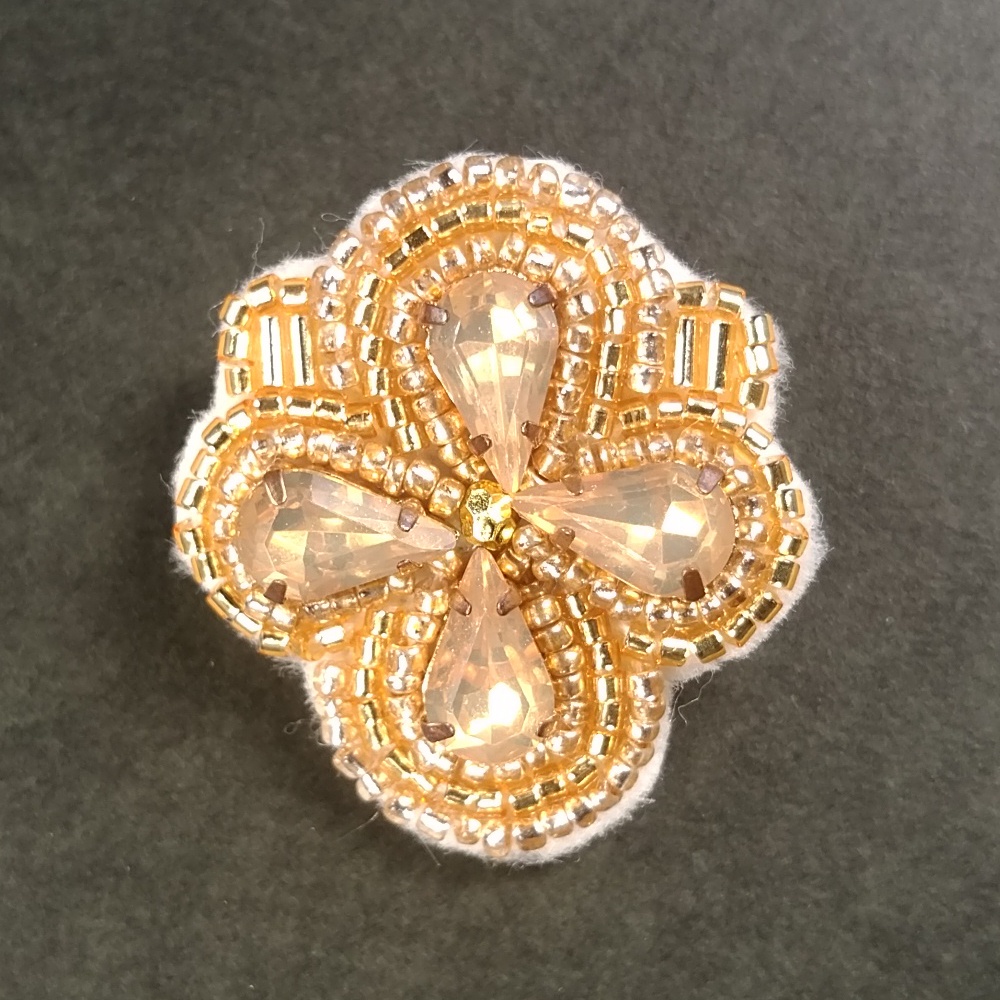 ブローチ「金色花の紋章」BS003