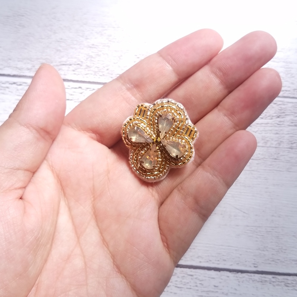 ブローチ「金色花の紋章」BS003