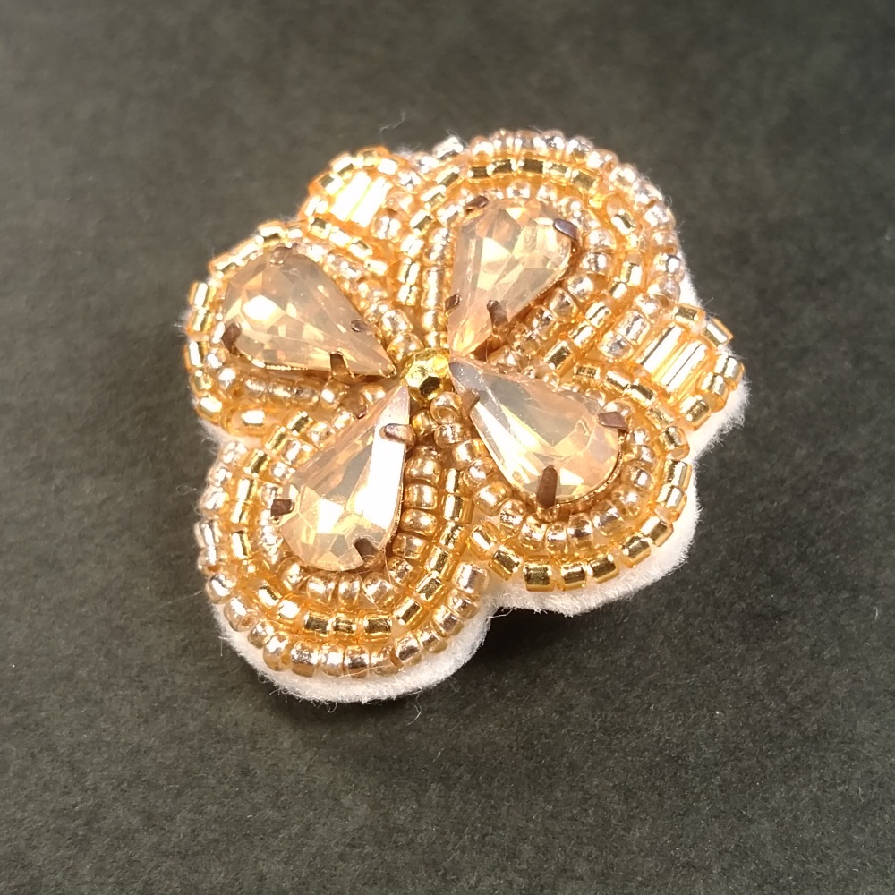 ブローチ「金色花の紋章」BS003