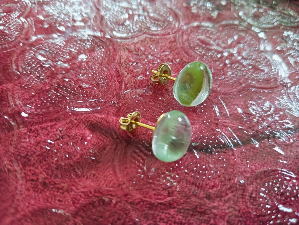 ガラス粒の水滴ピアス