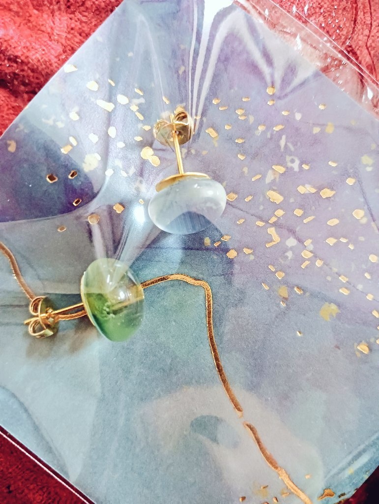 ガラス粒の水滴ピアス