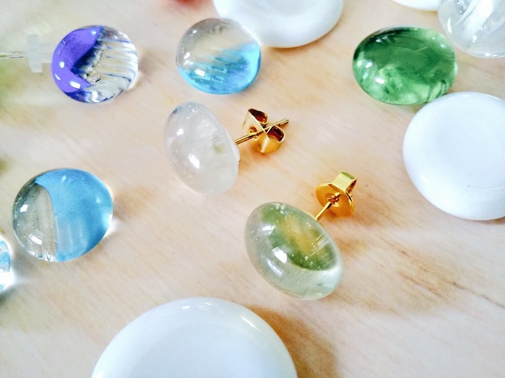 ガラス粒の水滴ピアス