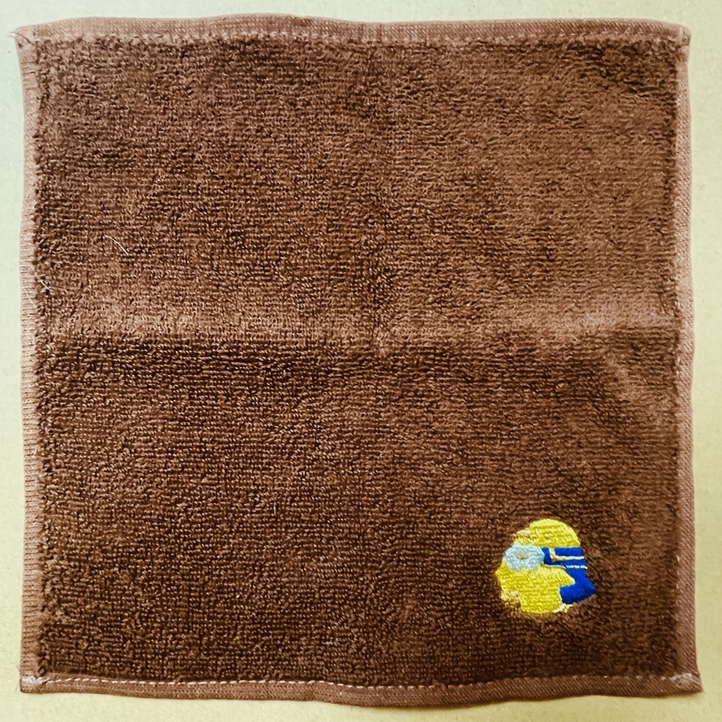 敵の卑劣な攻撃によりキングペンギンの雛の姿になってしまった王様の刺繍タオル