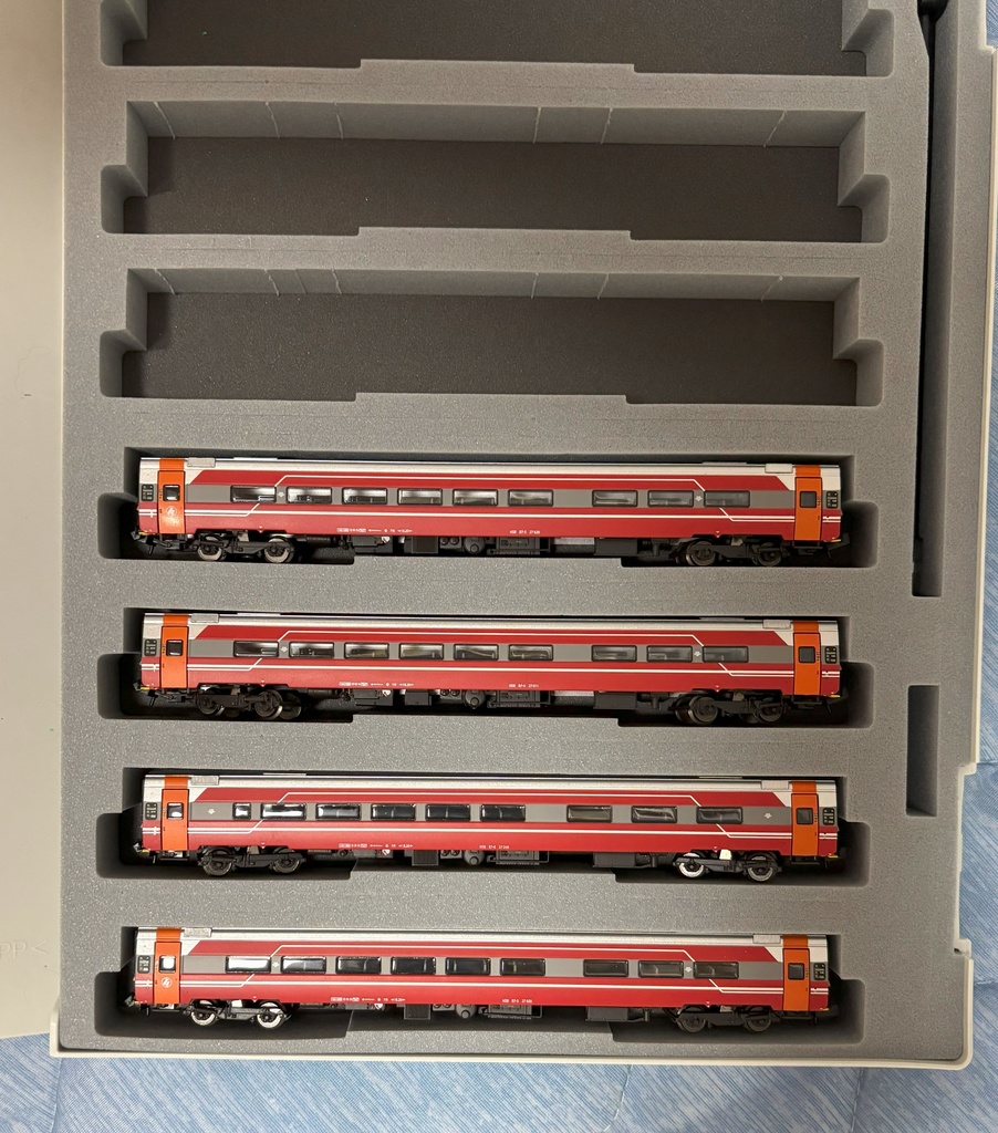 品番011 北米85ft/Amtrak客車8両ウレタン 車両ケース Nゲージ YN管理