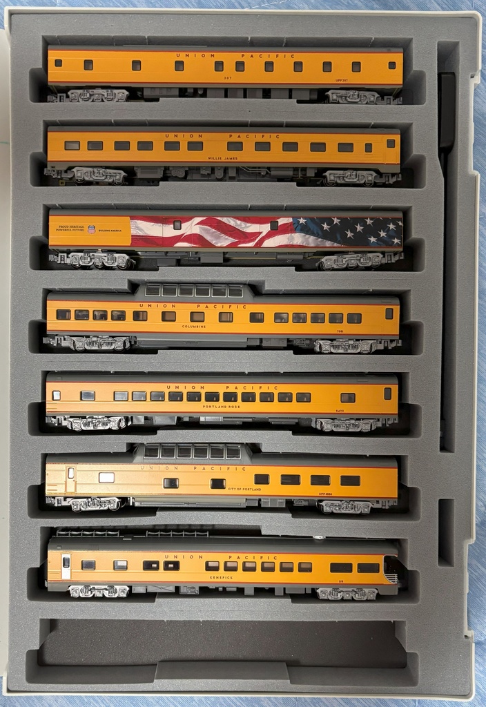 品番011 北米85ft/Amtrak客車8両ウレタン 車両ケース Nゲージ YN管理