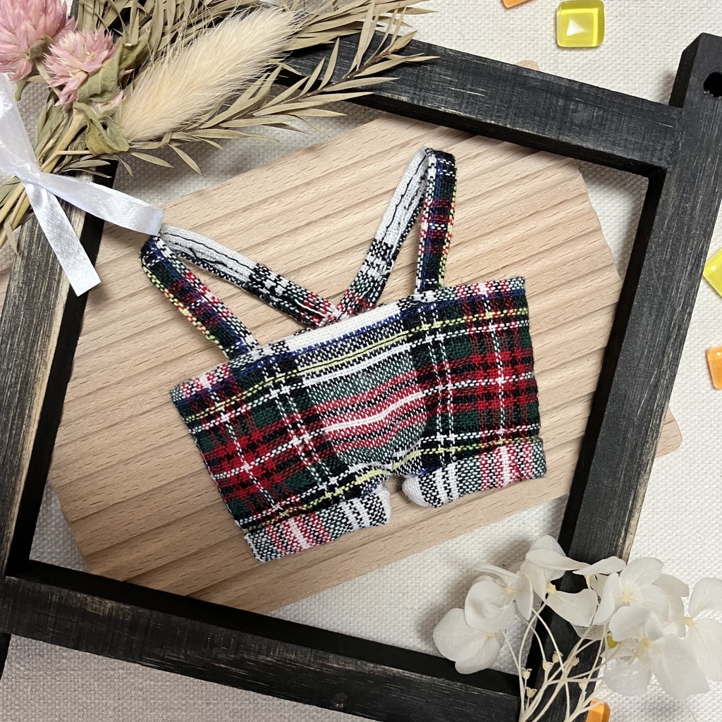 ネクタイ付きシャツとサスペンダーズボンのセット