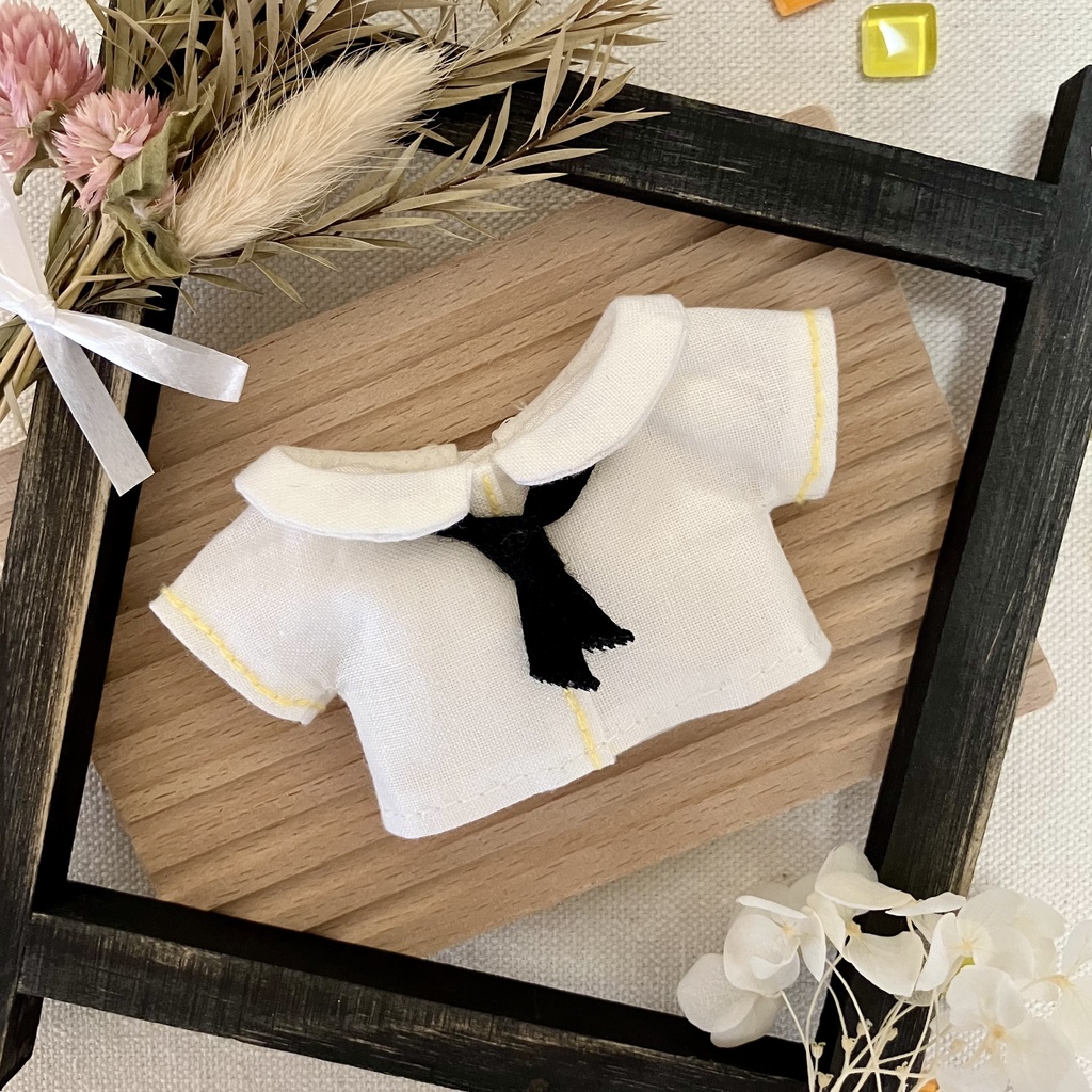 ネクタイ付きシャツとサスペンダーズボンのセット