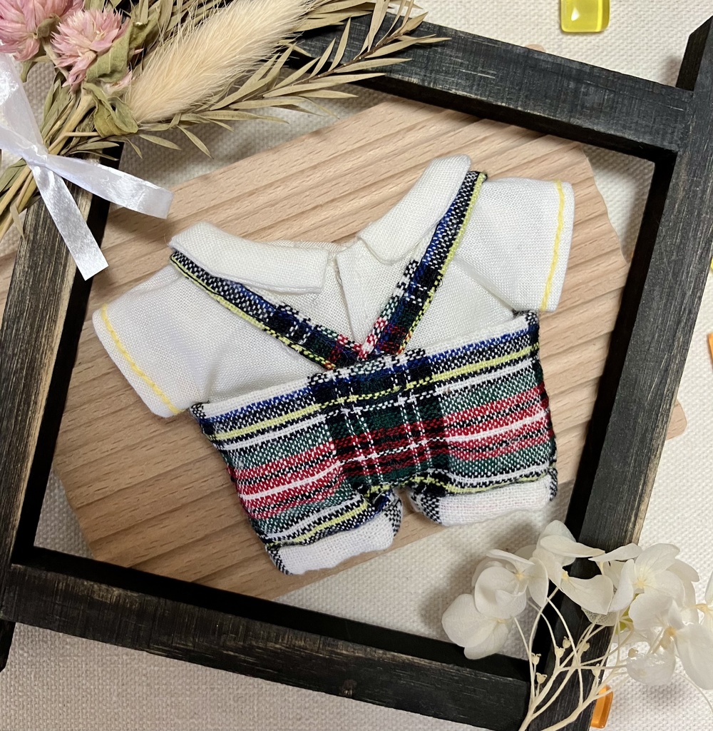 ネクタイ付きシャツとサスペンダーズボンのセット