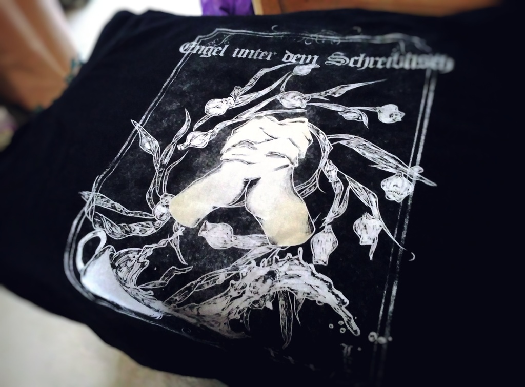 『机の下の天使』イメージロングTシャツ