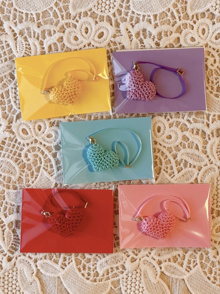 手編みのハートポシェット