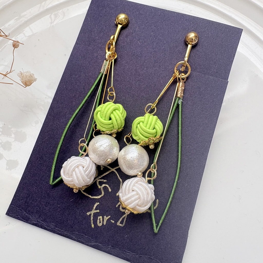 まんまるスズランの耳飾り