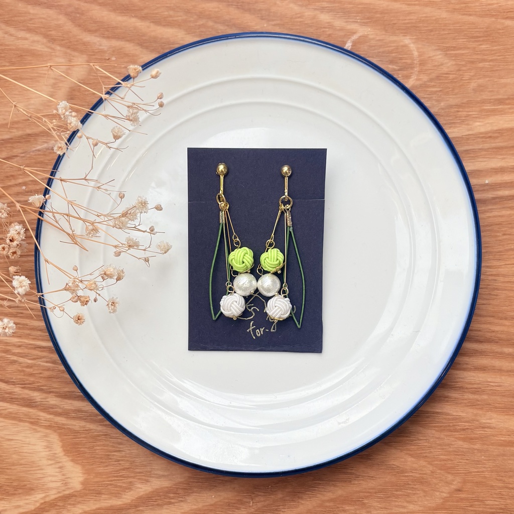 まんまるスズランの耳飾り