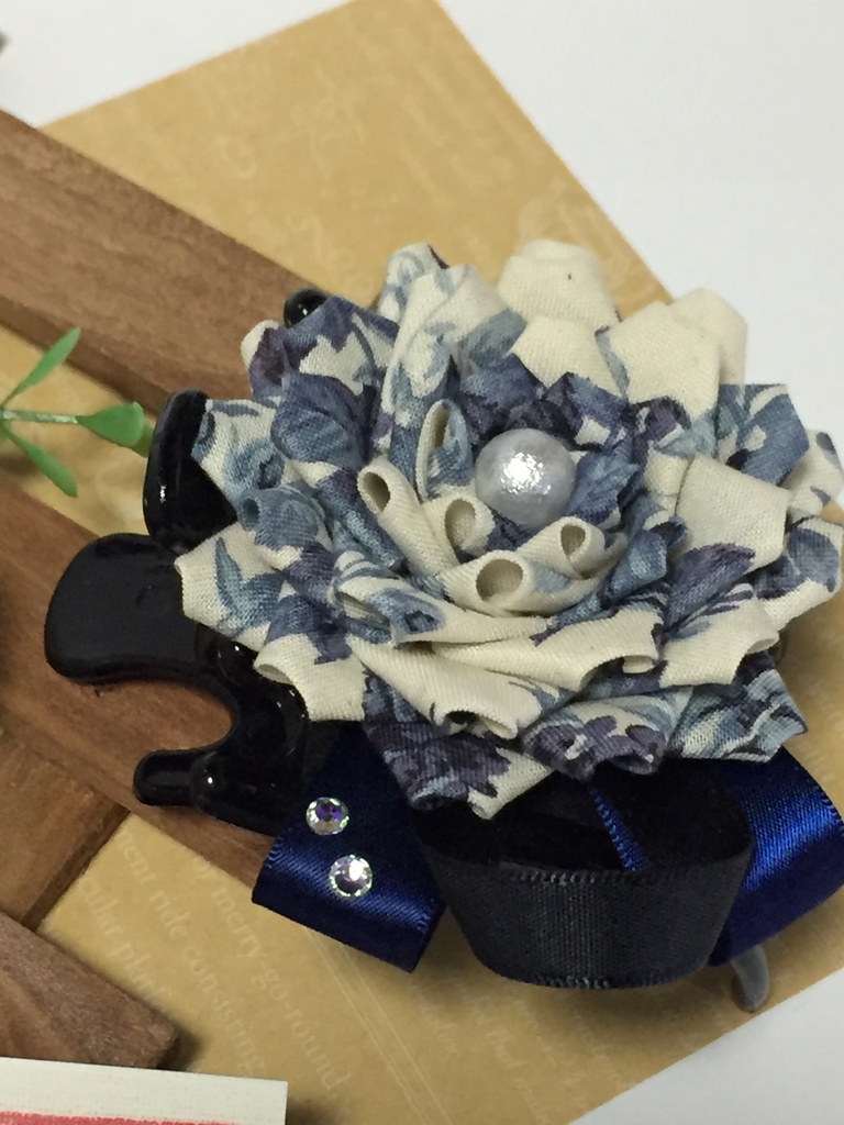 おお振りのバラのヘアクリップ 青系