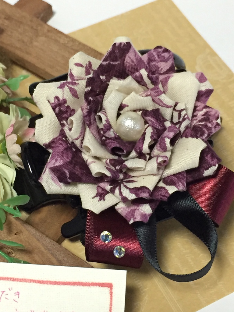 おお振りのバラのヘアクリップ 赤系