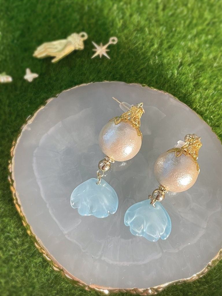 秘密の水色ケープ ピアス