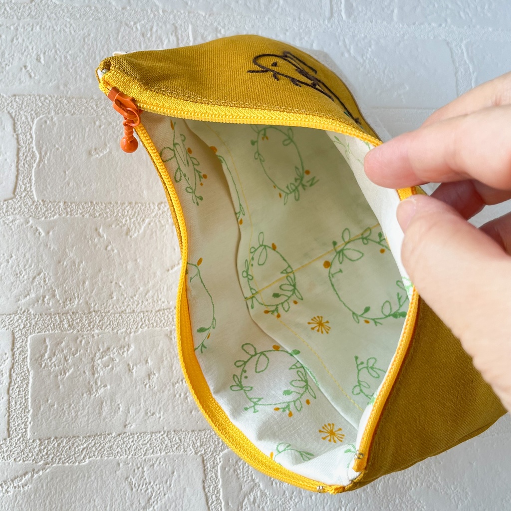 ぽってり可愛いとりきの刺繍ポーチ(2種)