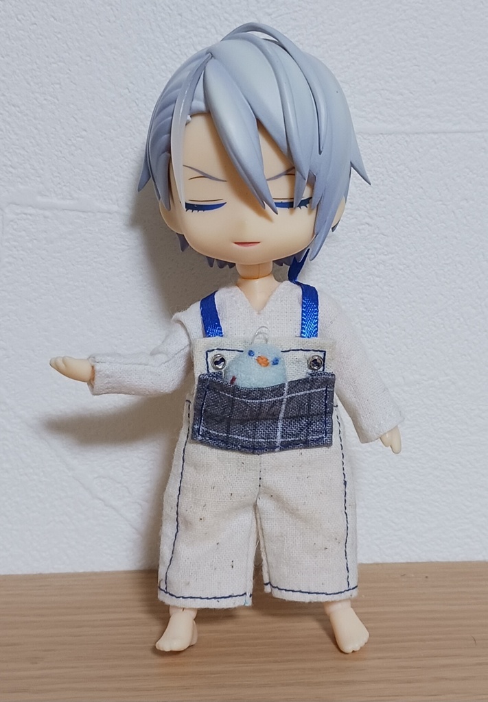 マスコット付きサロペット＋白シャツ