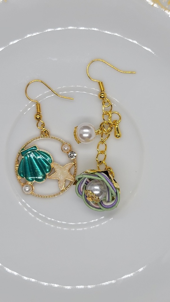 海の貝殻と花水引