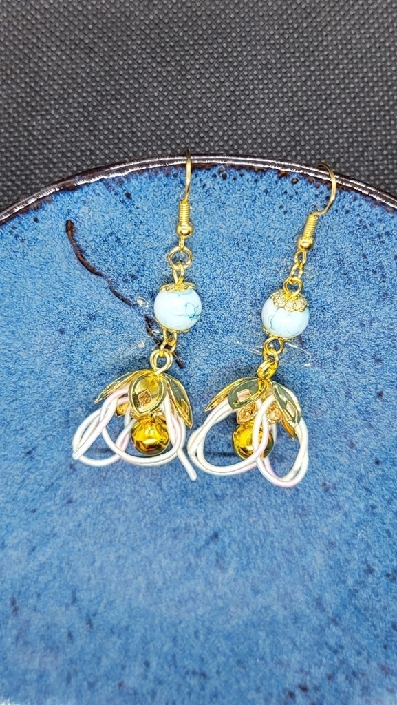 鈴付き花のピアス