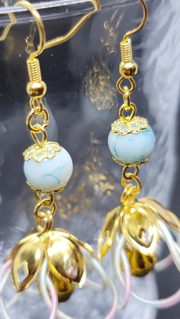 鈴付き花のピアス