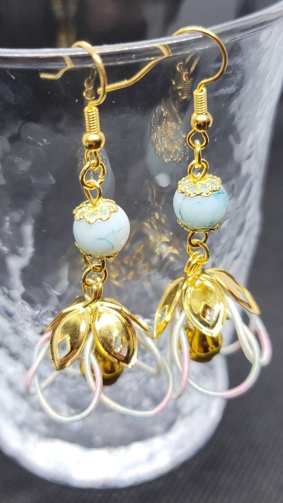 鈴付き花のピアス