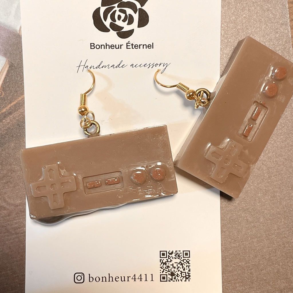 とろけるスイーツアクセサリー(ゲーム機のコントローラーのかたちをしたチョコレートA)ピアス