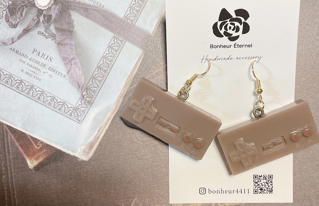 とろけるスイーツアクセサリー(ゲーム機のコントローラーのかたちをしたチョコレートA)ピアス