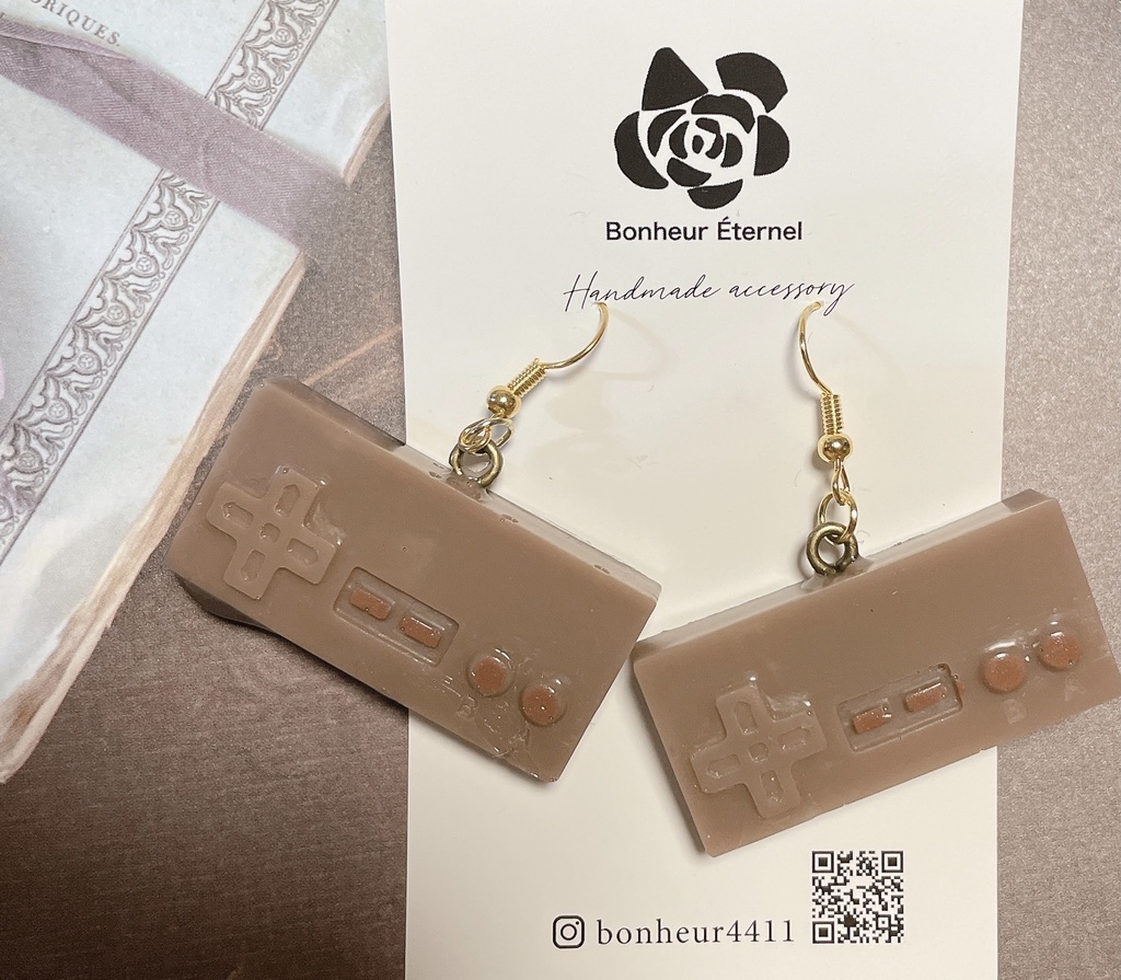 とろけるスイーツアクセサリー(ゲーム機のコントローラーのかたちをしたチョコレートA)ピアス