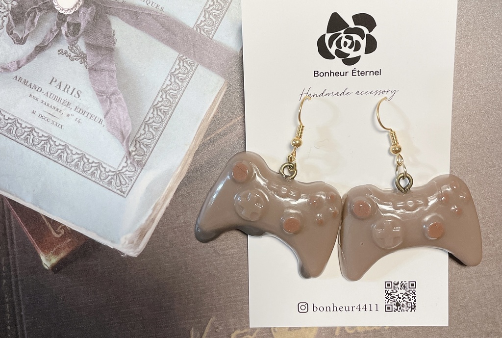 とろけるスイーツアクセサリー(ゲーム機のコントローラーのかたちをしたチョコレートB)ピアス