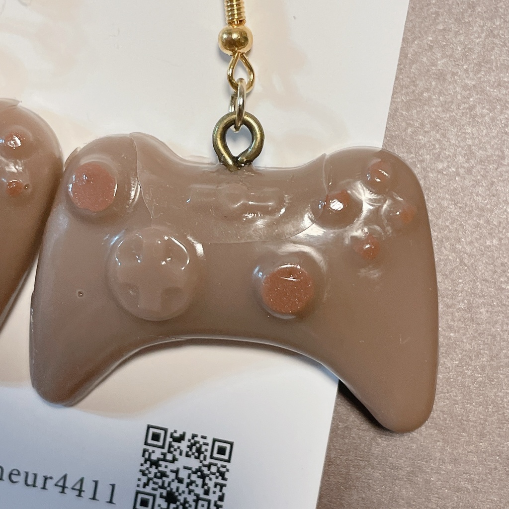 とろけるスイーツアクセサリー(ゲーム機のコントローラーのかたちをしたチョコレートB)ピアス