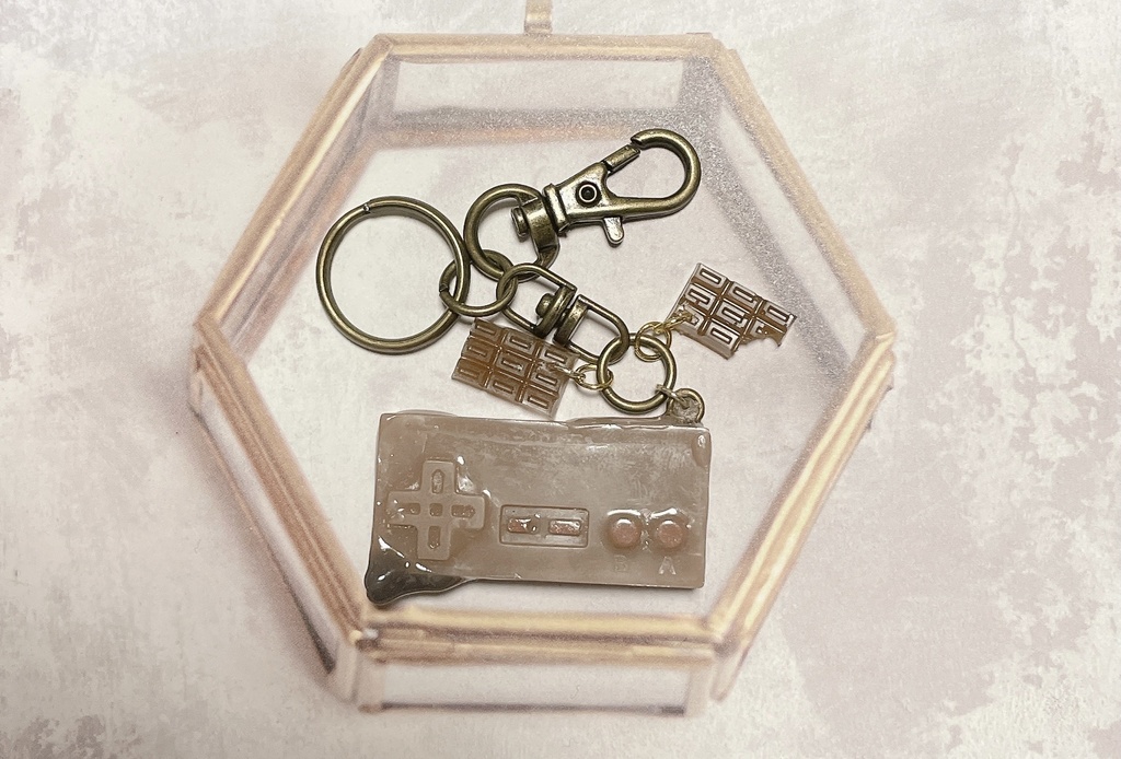 とろけるスイーツアクセサリー（ゲーム機のコントローラーのかたちをしたチョコレートA）キーホルダー