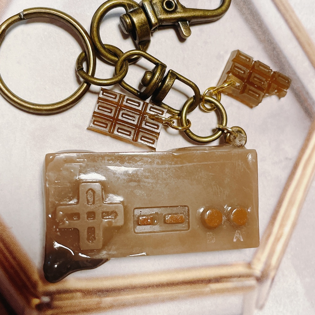 とろけるスイーツアクセサリー(ゲーム機のコントローラーのかたちをしたチョコレートA)キーホルダー