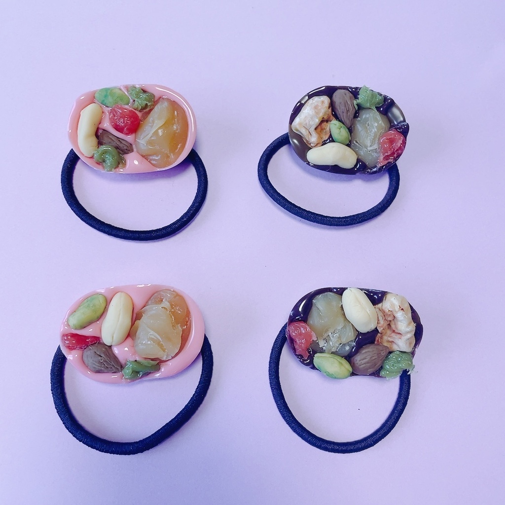 とろけるスイーツアクセサリー(ナッツとドライフルーツたっぷりマンディアンストロベリーチョコレート)ヘアゴムピンク