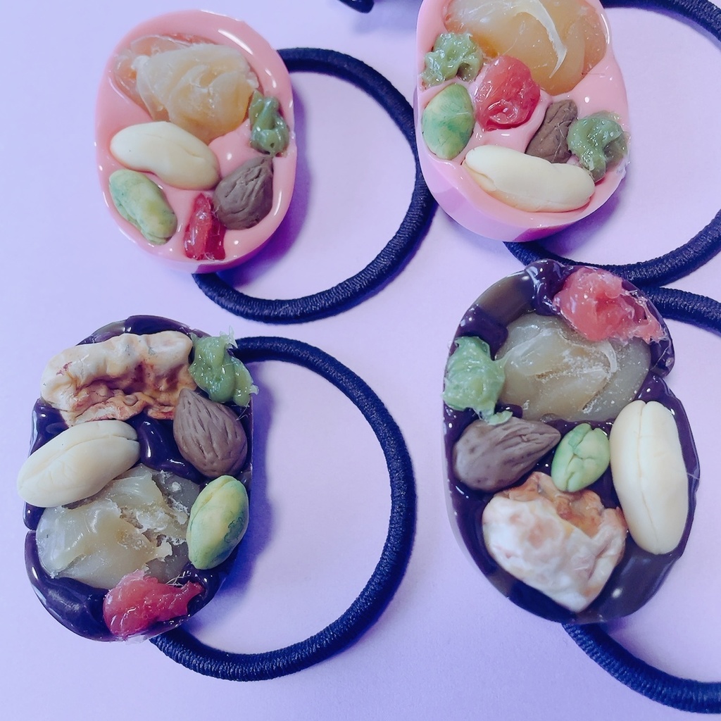 とろけるスイーツアクセサリー(ナッツとドライフルーツたっぷりマンディアンストロベリーチョコレート)ヘアゴムピンク