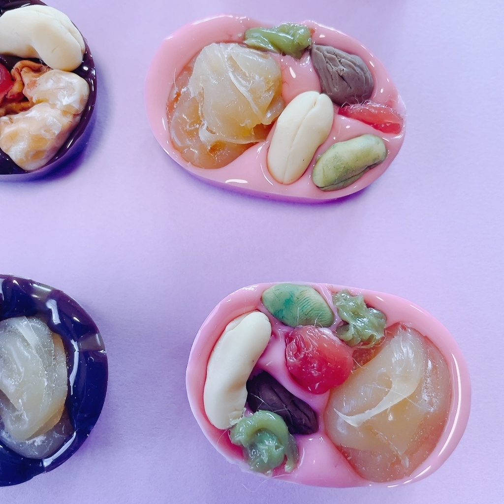 とろけるスイーツアクセサリー(ナッツとドライフルーツたっぷりマンディアンストロベリーチョコレート)ヘアゴムピンク