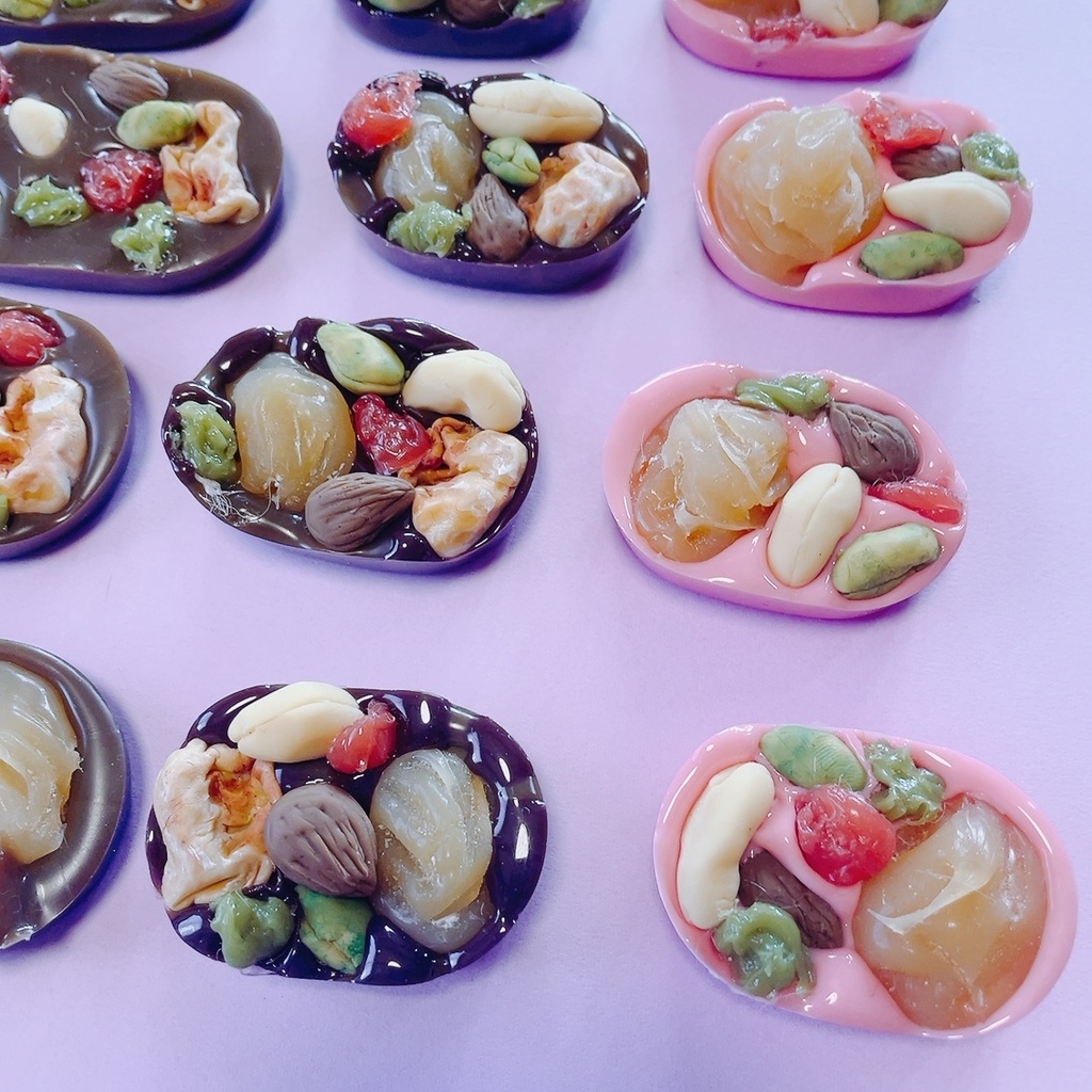 とろけるスイーツアクセサリー(ナッツとドライフルーツたっぷりマンディアンストロベリーチョコレート)ヘアゴムピンク