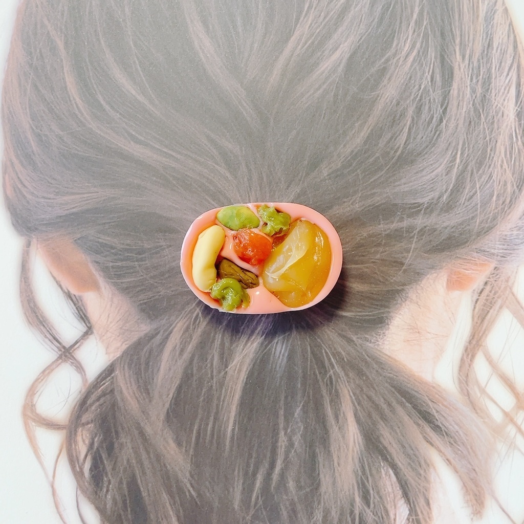 とろけるスイーツアクセサリー(ナッツとドライフルーツたっぷりマンディアンストロベリーチョコレート)ヘアゴムピンク