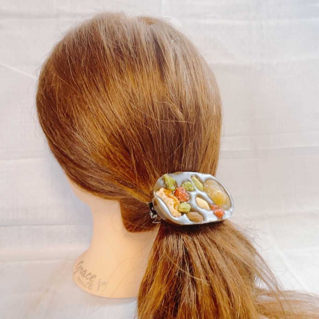 とろけるスイーツアクセサリー(ナッツとドライフルーツたっぷりマンディアンチョコレート)バレッタ茶