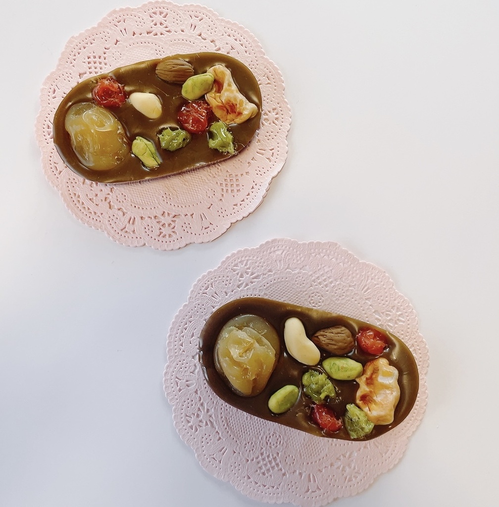 とろけるスイーツアクセサリー(ナッツとドライフルーツたっぷりマンディアンチョコレート)バレッタ茶