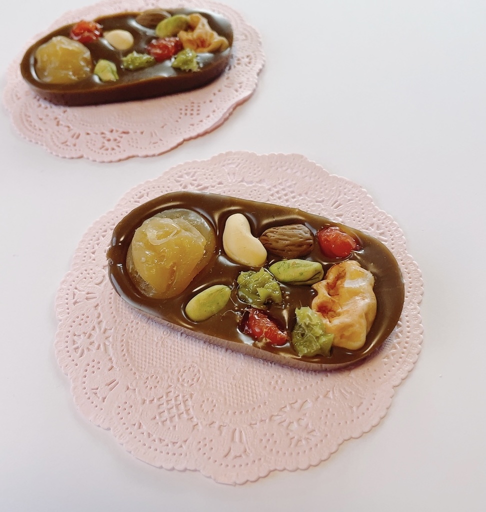 とろけるスイーツアクセサリー(ナッツとドライフルーツたっぷりマンディアンチョコレート)バレッタ茶