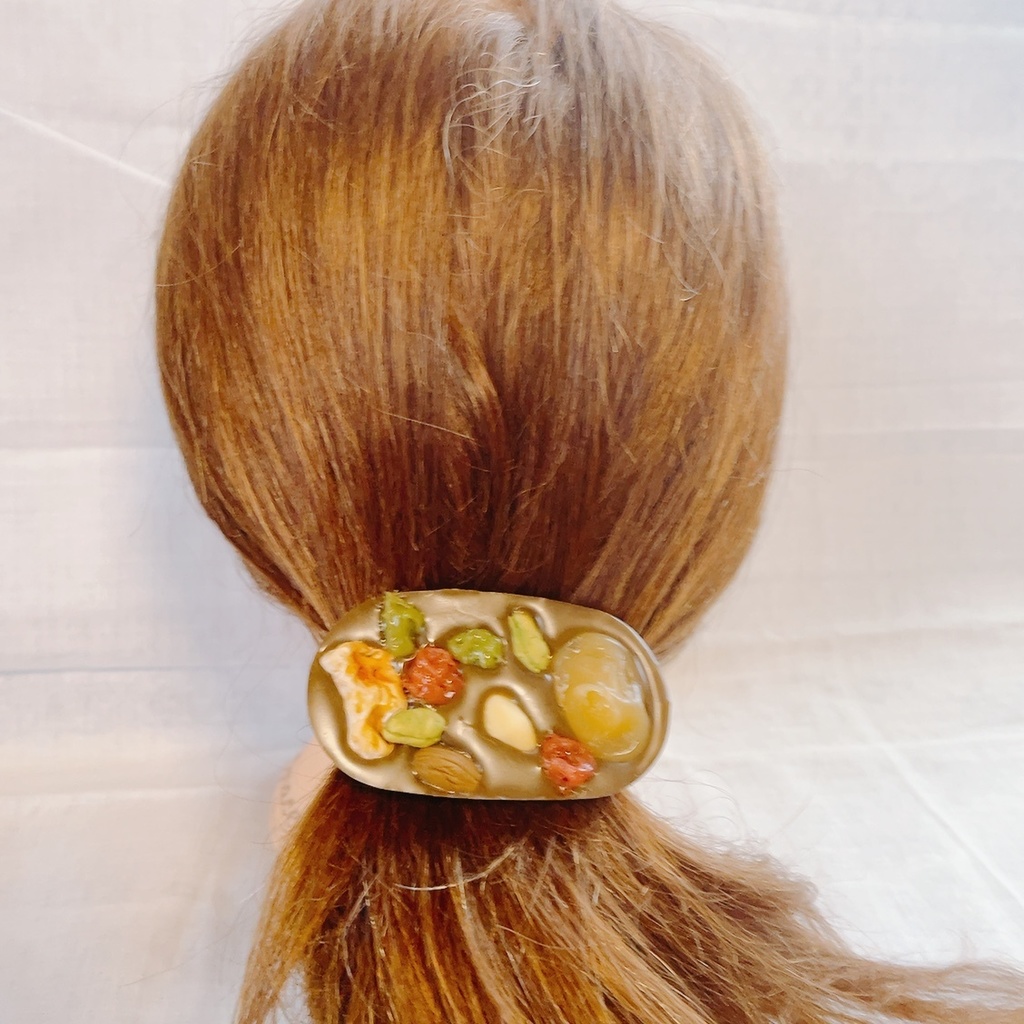 とろけるスイーツアクセサリー(ナッツとドライフルーツたっぷりマンディアンチョコレート)バレッタ茶